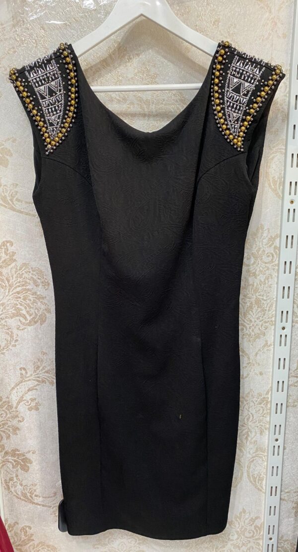 VESTIDO NEGRO PERLAS EN LOS HOMBROS