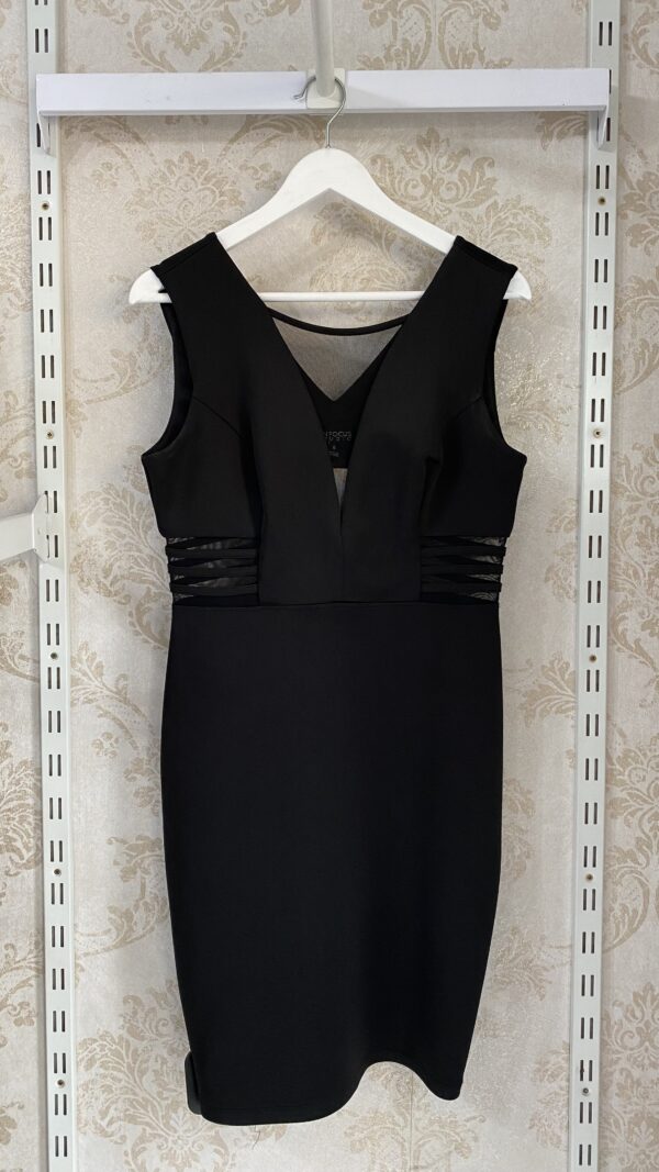 Vestido negro con escote