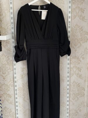 Vestido negro detalles rosa en mangas