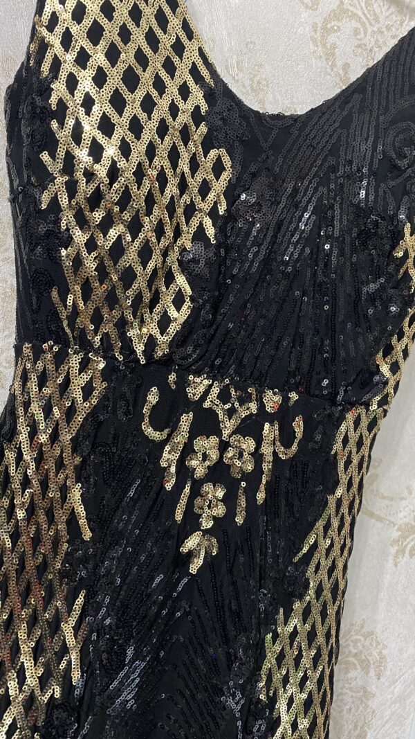 Vestido de fiesta negro con dorado de lentejuelas