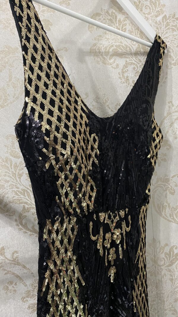 Vestido de fiesta negro con dorado de lentejuelas