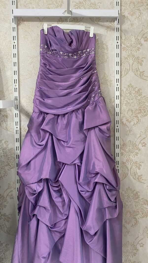 Vestido straple morado pedreria