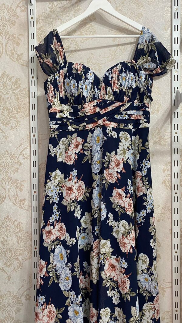 Vestido azul noche con diseño de rosas